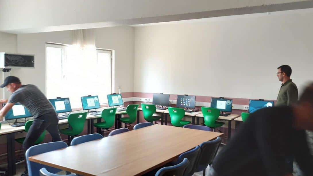 İlçemiz Dindarlı Ahmet Yoldaş Ortaokulu yeni bilgisayar sınıfına kavuştu