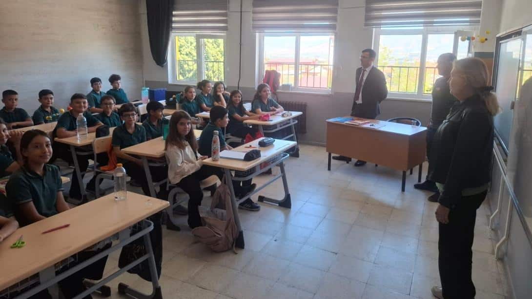 İlçe Milli Eğitim Müdürü Cezmi Yıldırak'tan Okullara Ziyaret